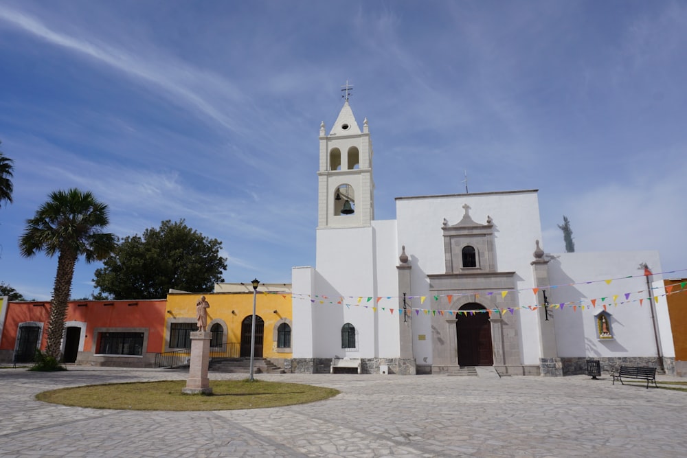 昼間の青空に映える白と茶色のコンクリートの教会