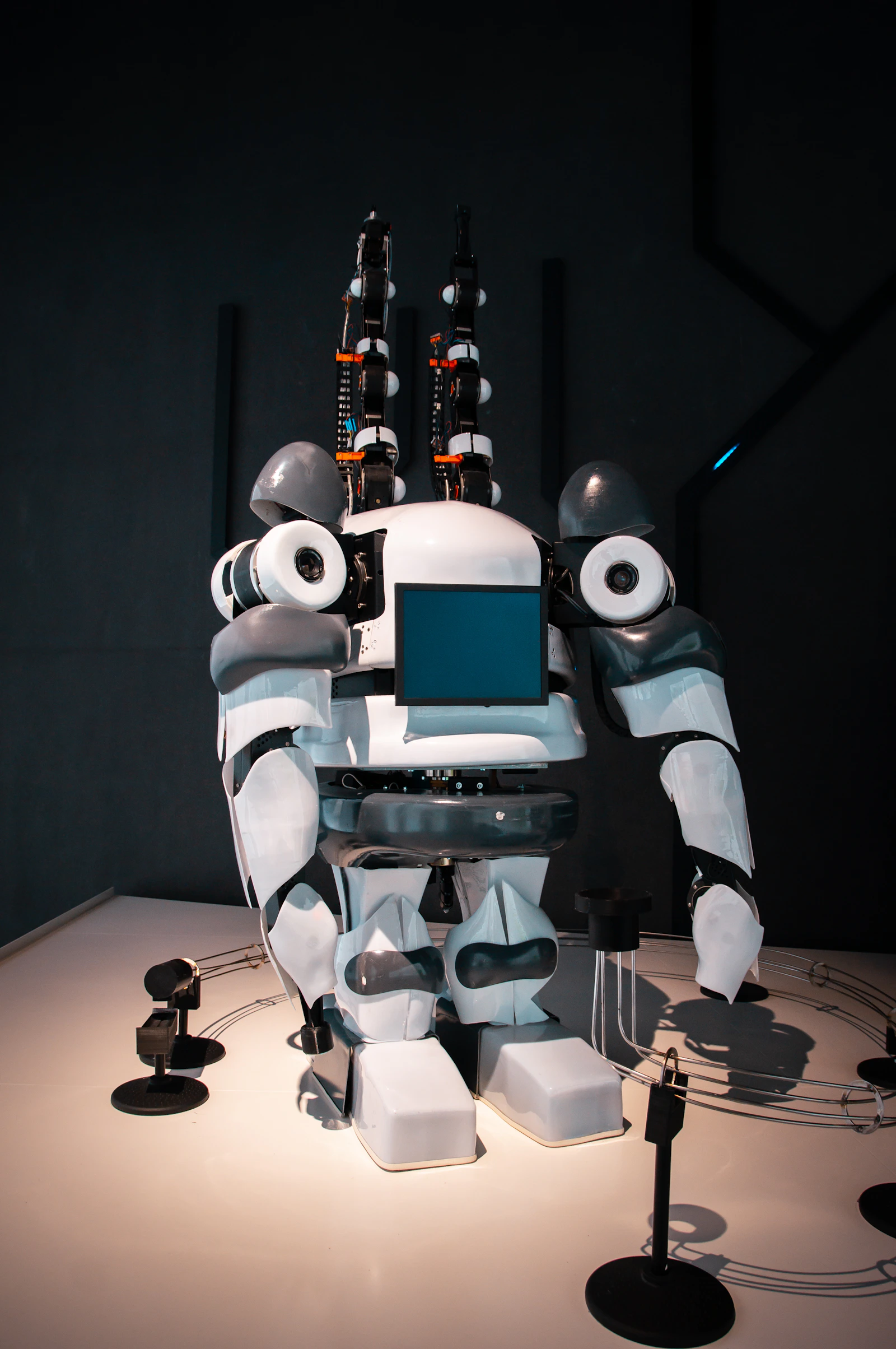 Robot umanoide esposto in un museo tecnologico