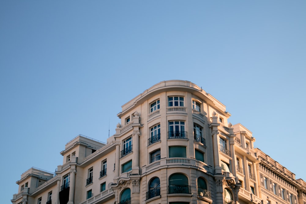 edificio in cemento bianco sotto il cielo blu durante il giorno