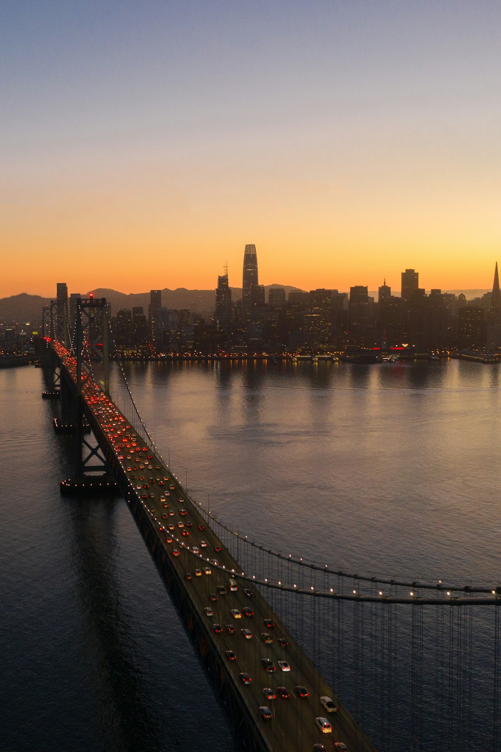 ponte sobre a água perto de edifícios da cidade durante o dia