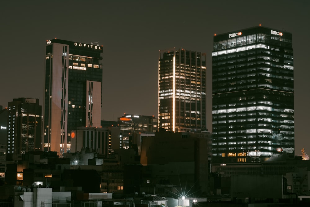 edificios de la ciudad durante la noche