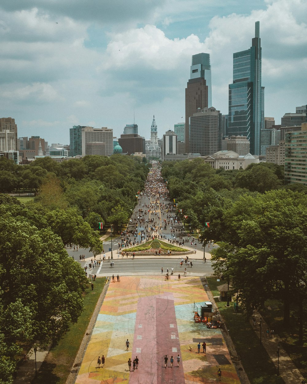 Árboles verdes y edificios de la ciudad durante el día