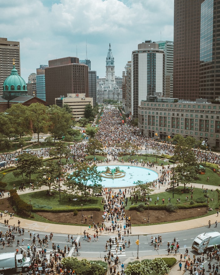 crowded Benjamin Franklin Parkway