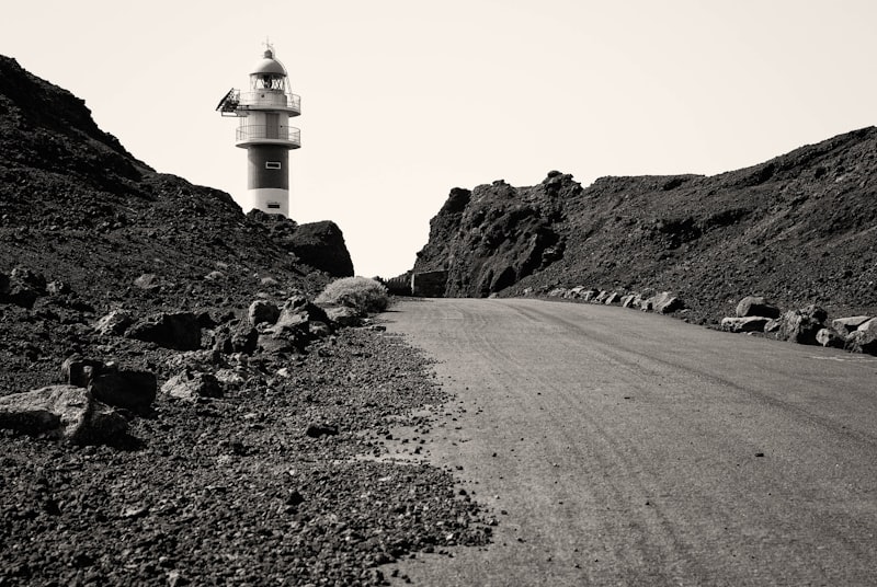 Faro blanco en Brown Hill durante el día