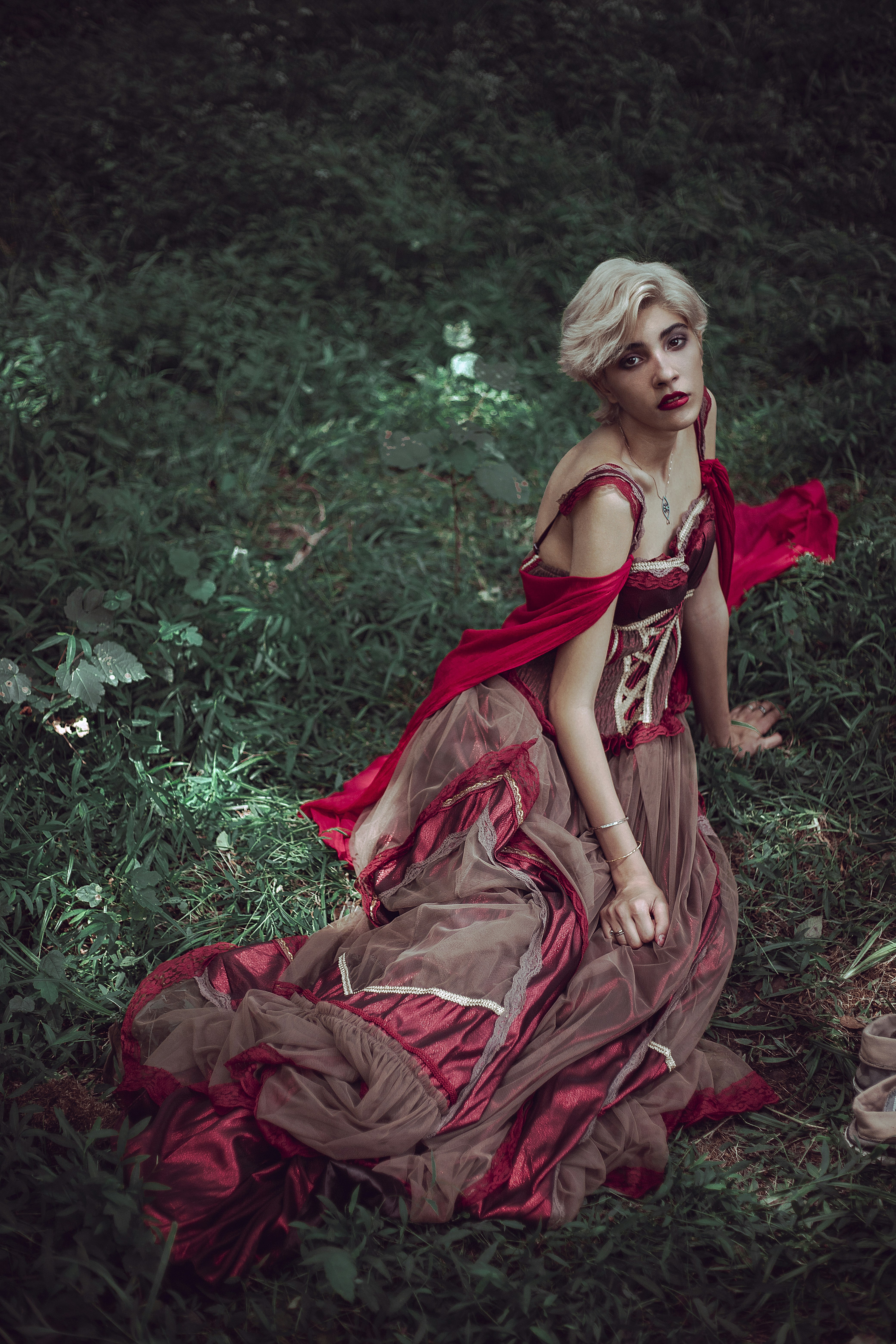 白い髪の赤いドレスの女性の写真 – Unsplashのファッションの無料画像