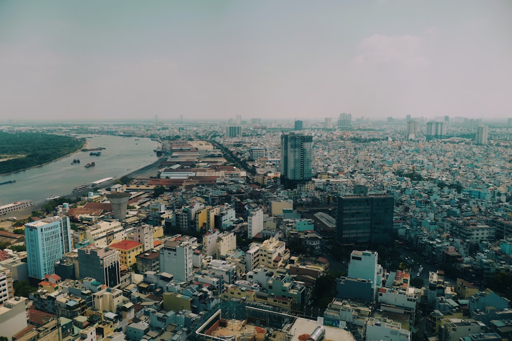 日中の都市の建物の航空写真