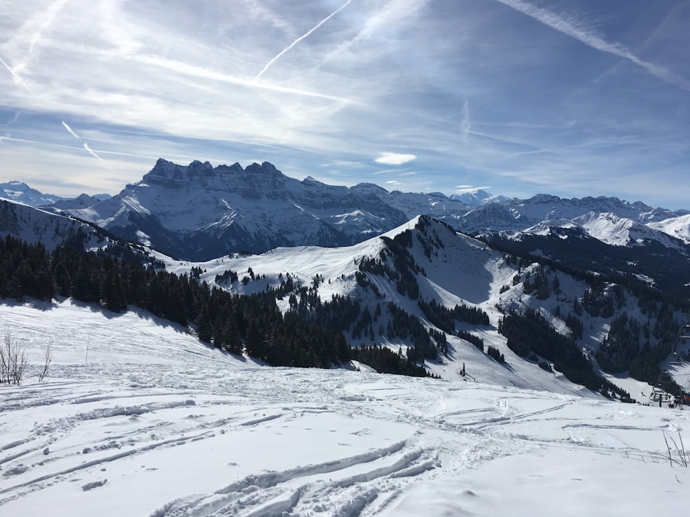 montanha coberta de neve sob o céu azul durante o dia