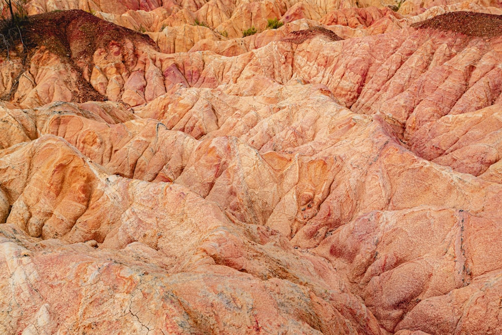 Formazione rocciosa marrone durante il giorno