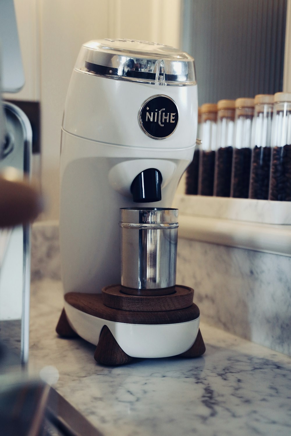 cafetière blanche et noire