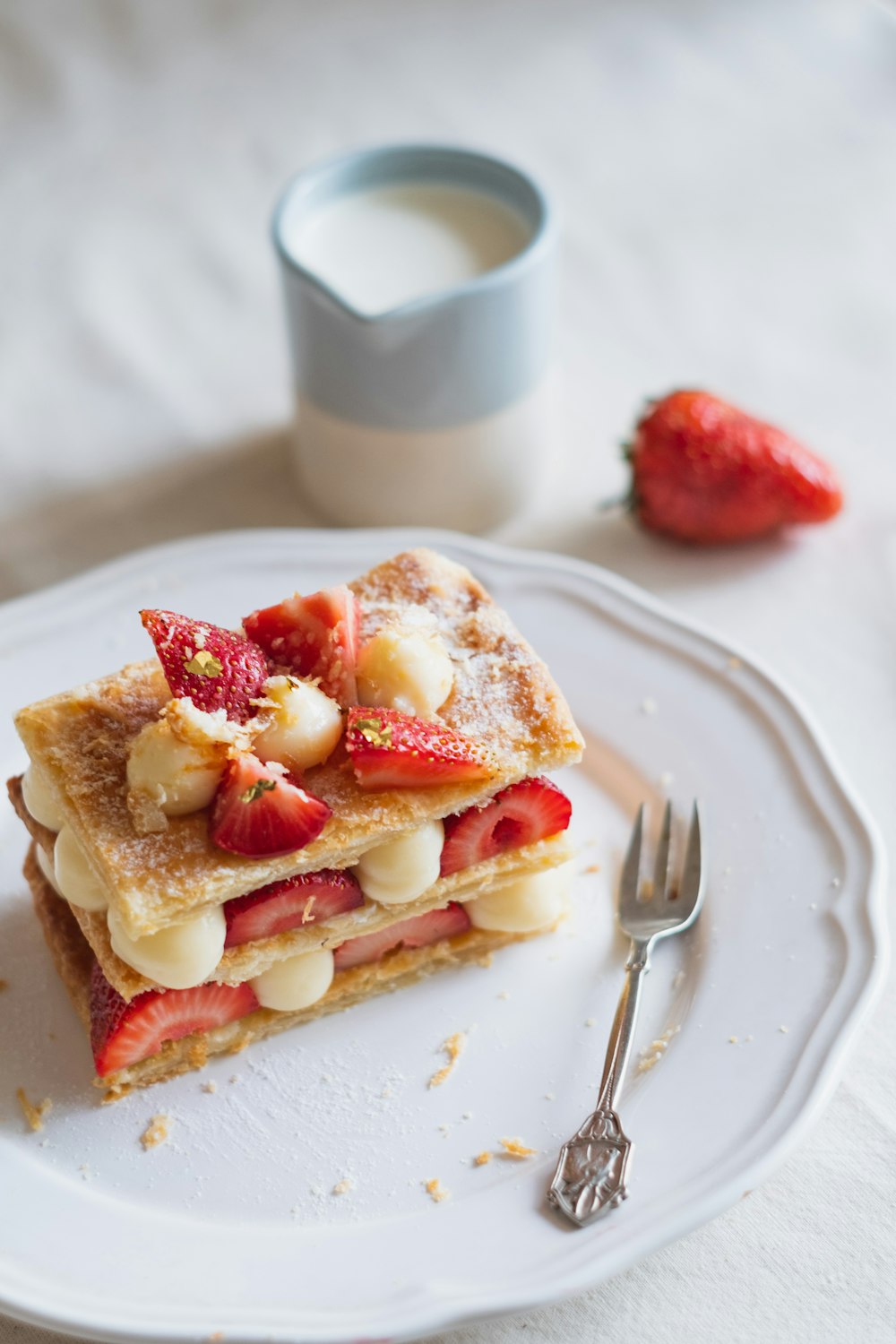 Fragola e banana su piatto di ceramica bianca