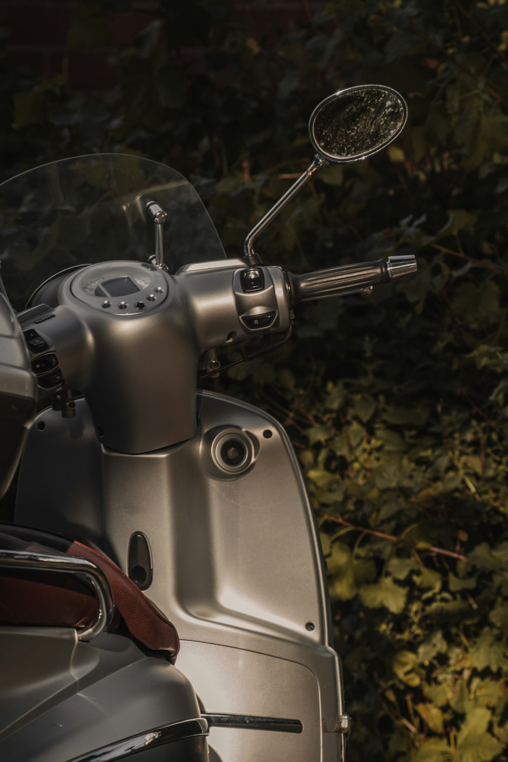 Motocicleta gris y roja en lente de cambio de inclinación