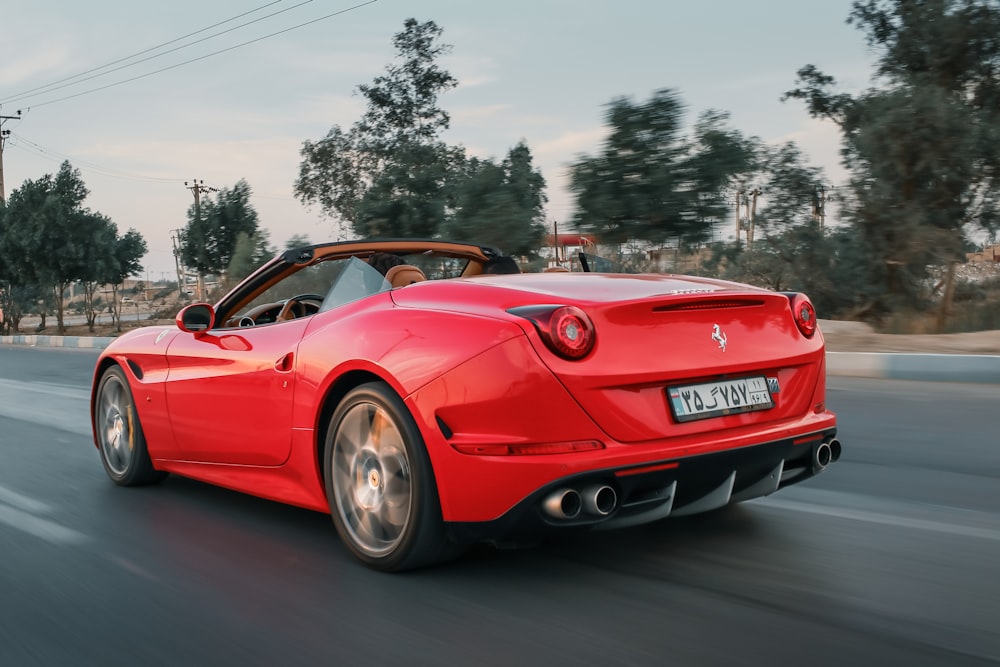 Ferrari 458 Italia rouge sur la route pendant la journée