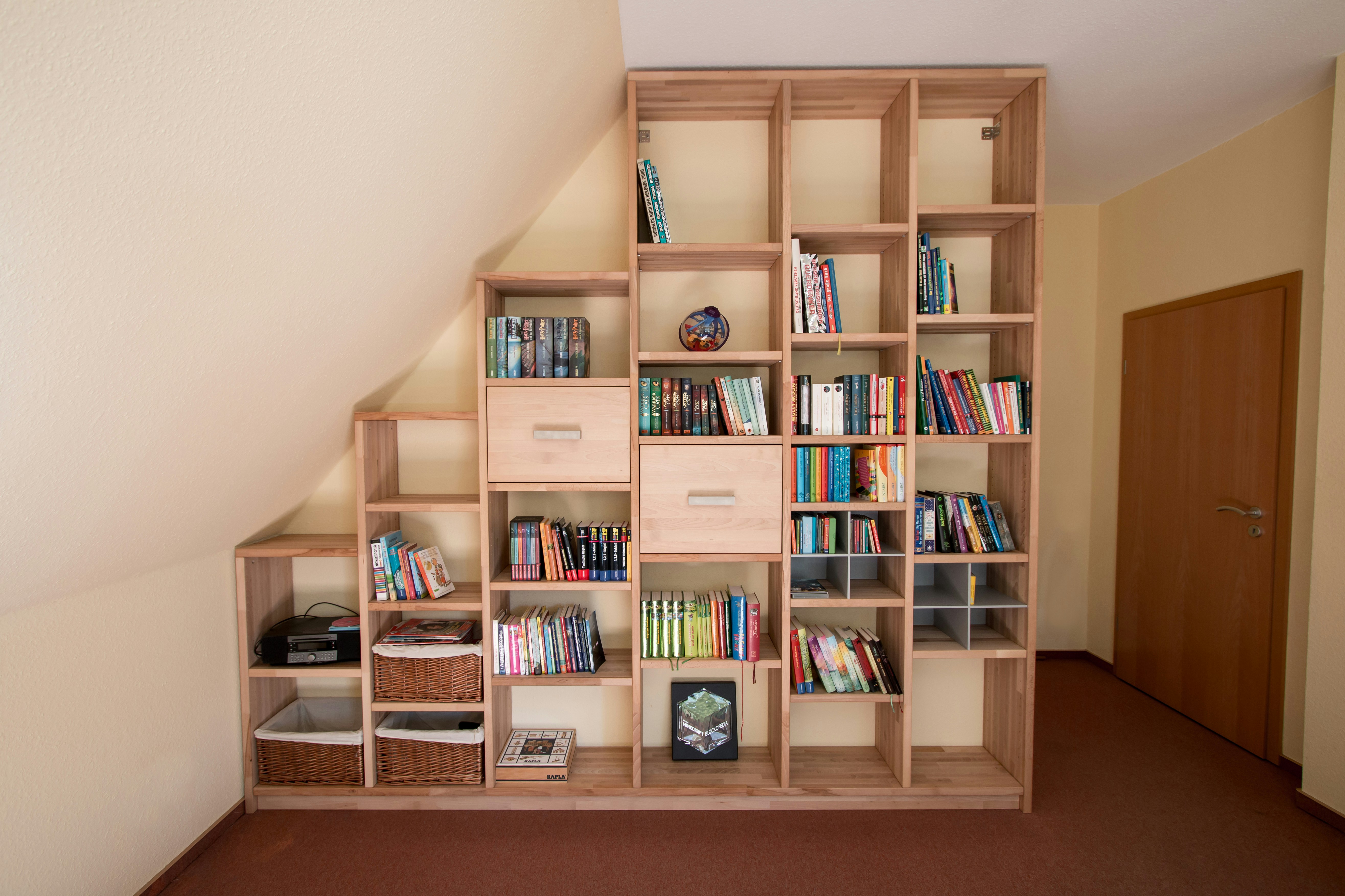 Shelf adapted to the pitch of the roof. Individually and custom-designed.