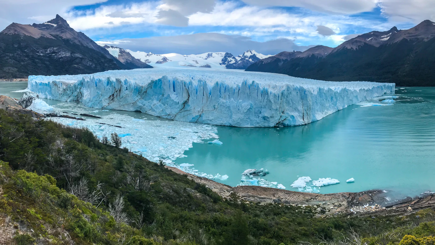 Die Abbruchkante des Perito-Moreno-Gletschers über dem Lago Argentino