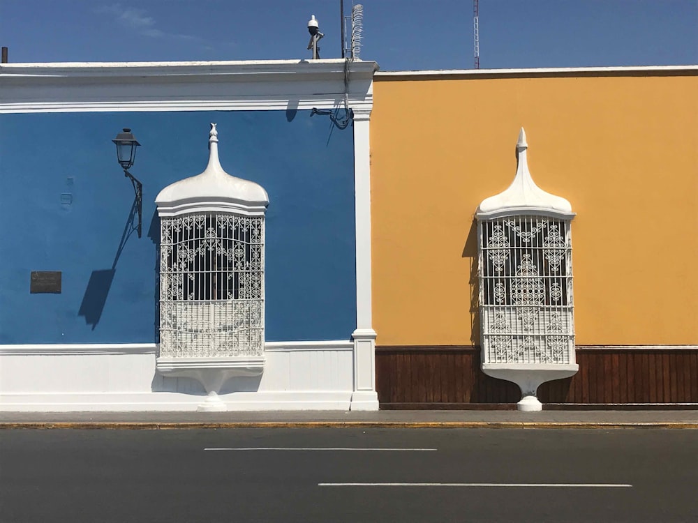 Edificio de hormigón blanco y marrón