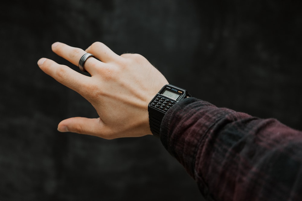 Personne portant une Apple Watch argentée avec bracelet sport noir