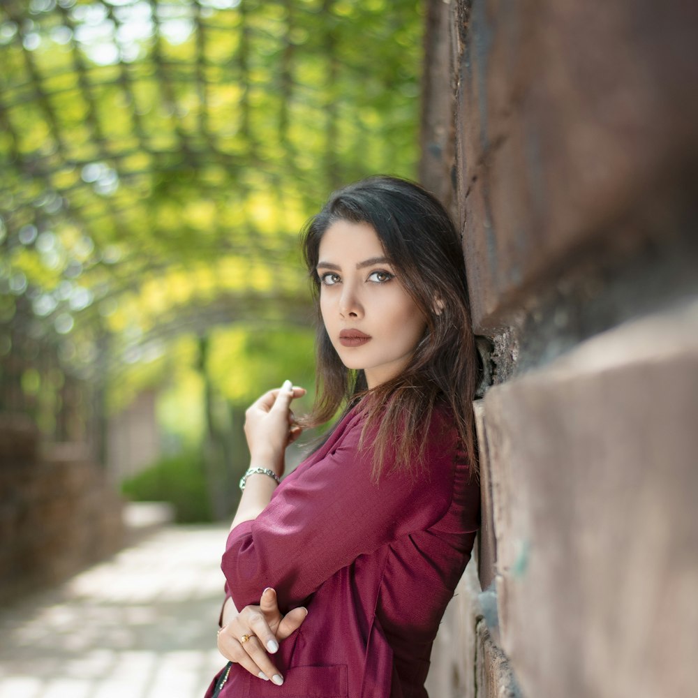 mulher na camisa roxa da manga comprida