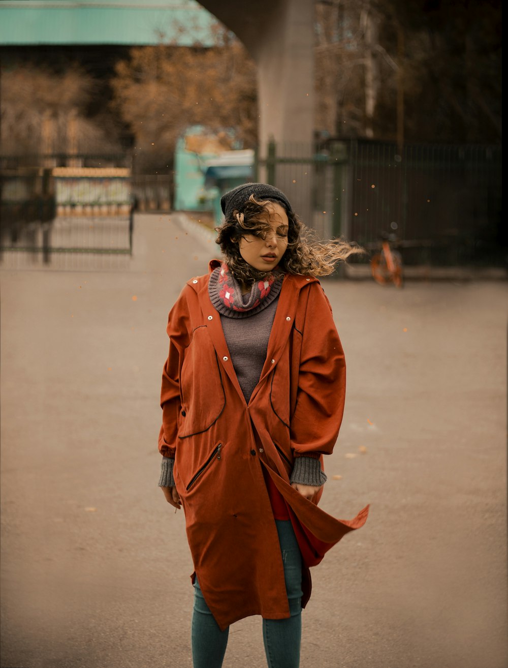 Donna in cappotto arancione che cammina per strada durante il giorno foto –  Iraniano Immagine gratuita su Unsplash