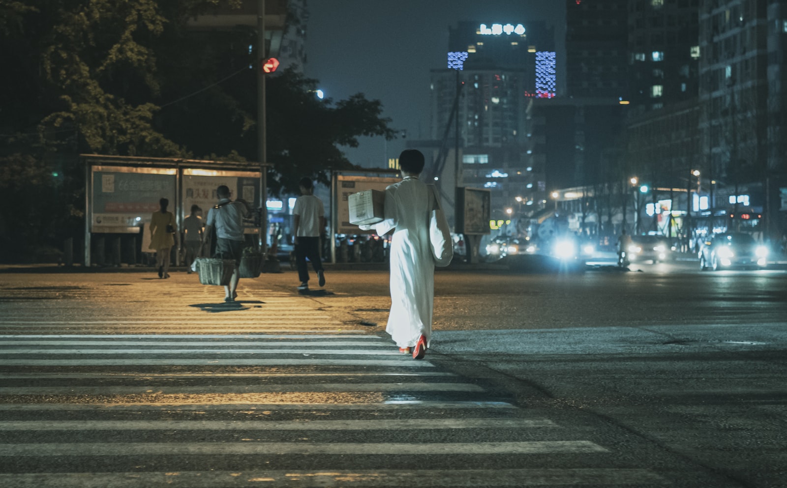 Sony a7R IV + ZEISS Batis 40mm F2 CF sample photo. Man in white robe photography