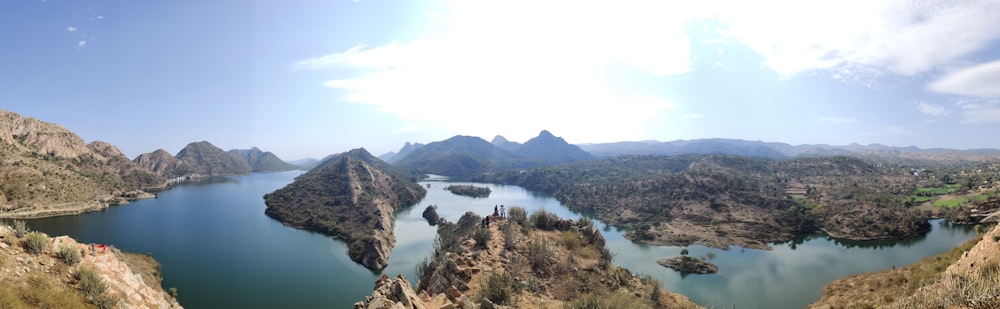 Vista aérea del lago entre montañas durante el día