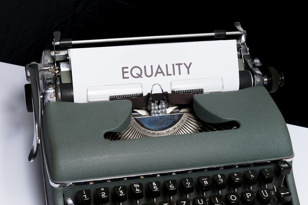Eine Schreibmaschine mit einem Papier, auf dem Gleichheit steht