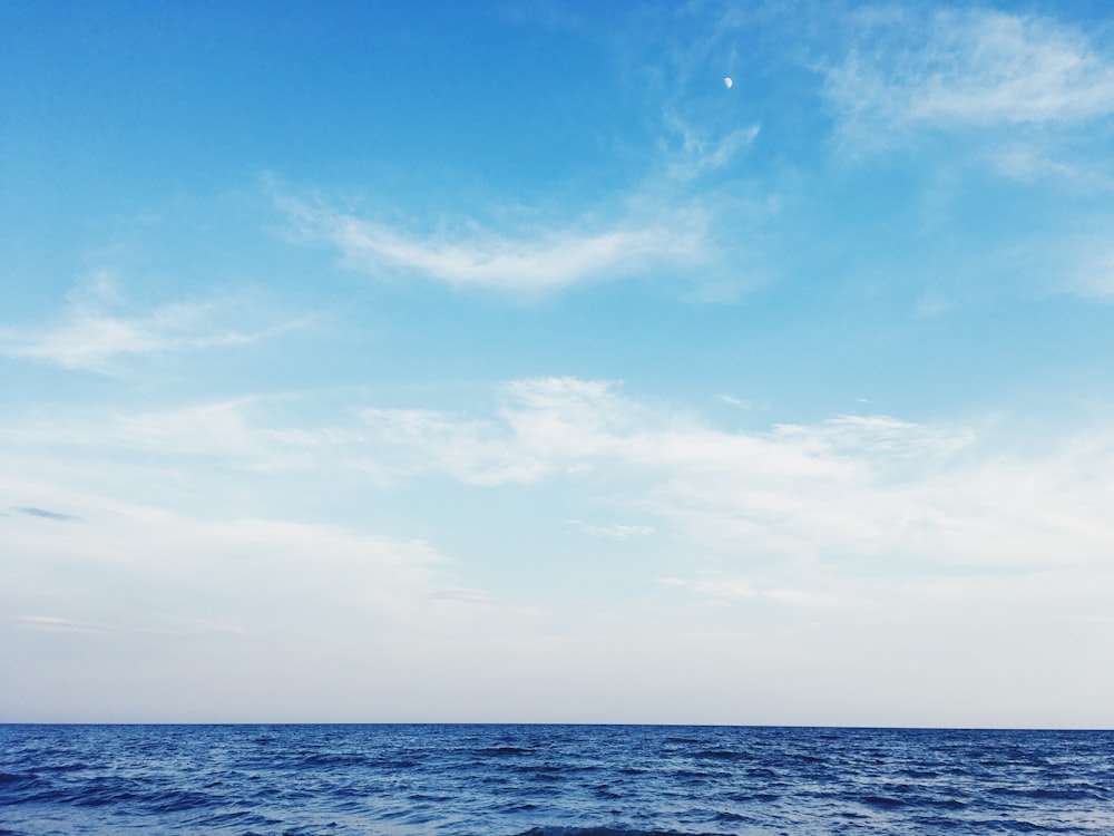 昼間の青空に青い海