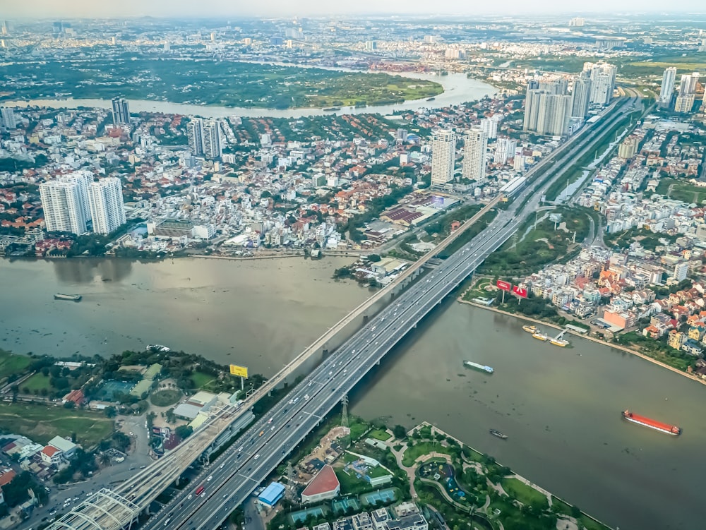 Vista aérea de los edificios de la ciudad durante el día