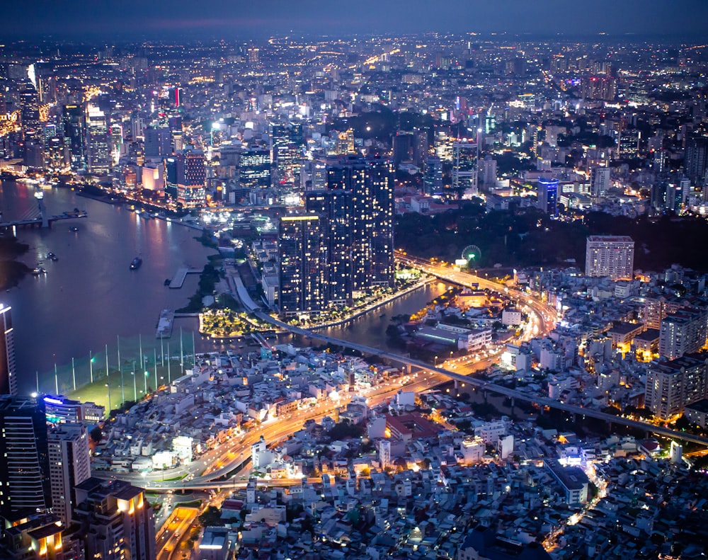 Vista aérea de la ciudad durante la noche