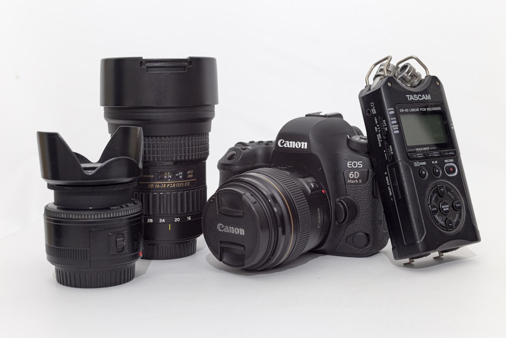Fotocamera reflex digitale Nikon nera su superficie bianca