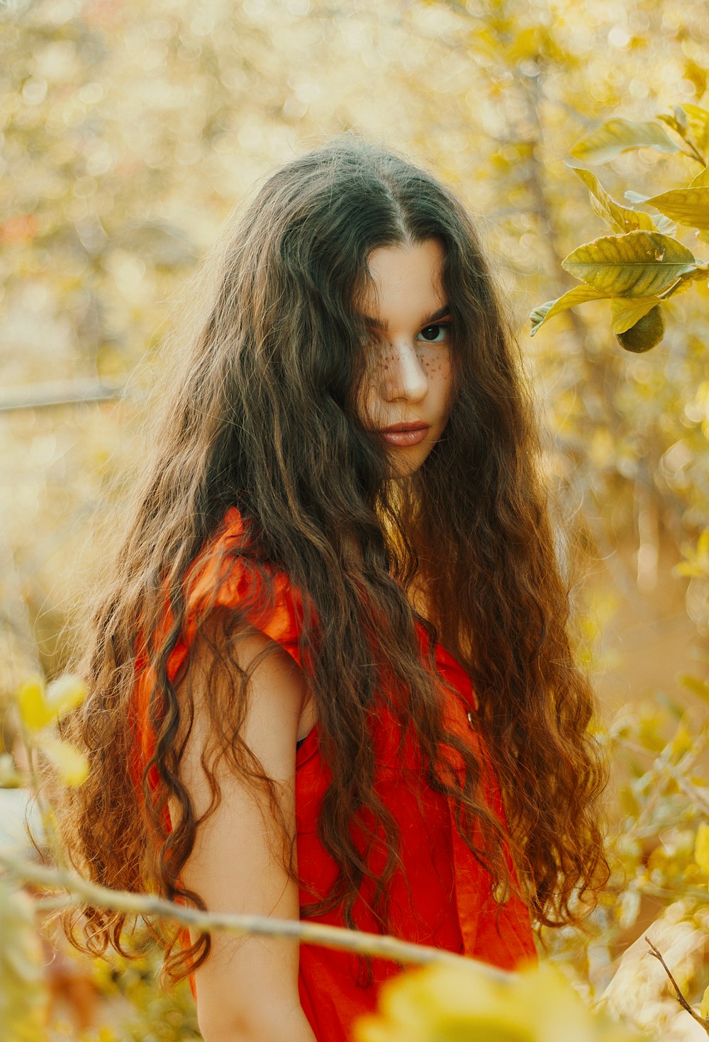 mujer con vestido rojo sin mangas