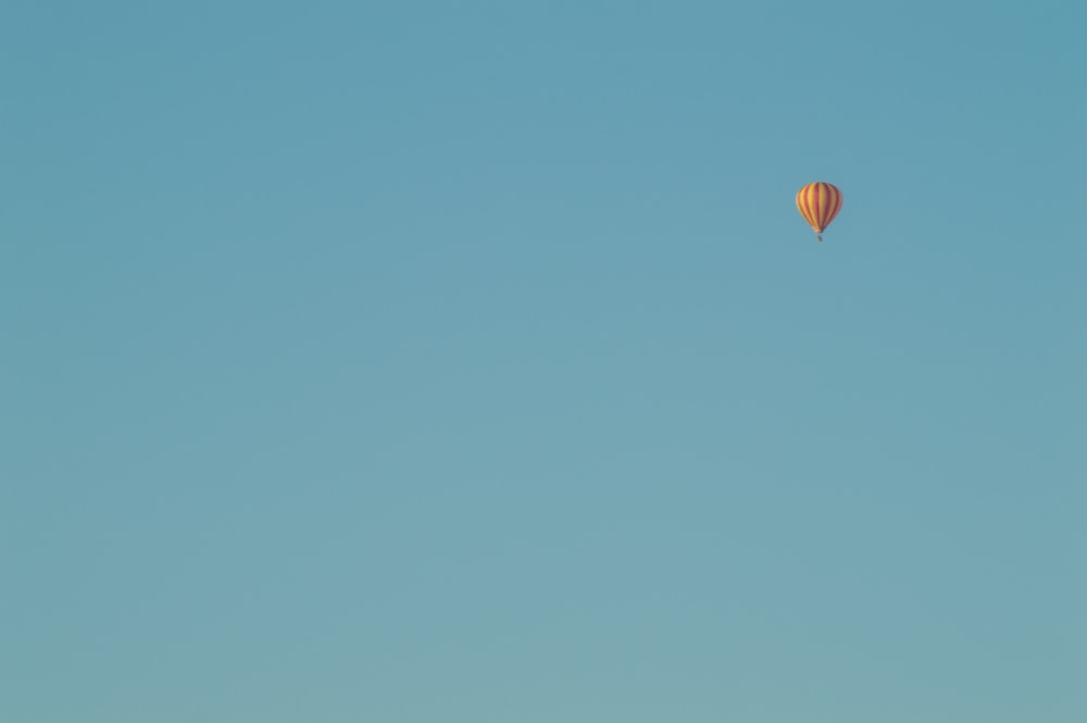 Un globo aerostático volando a través de un cielo azul