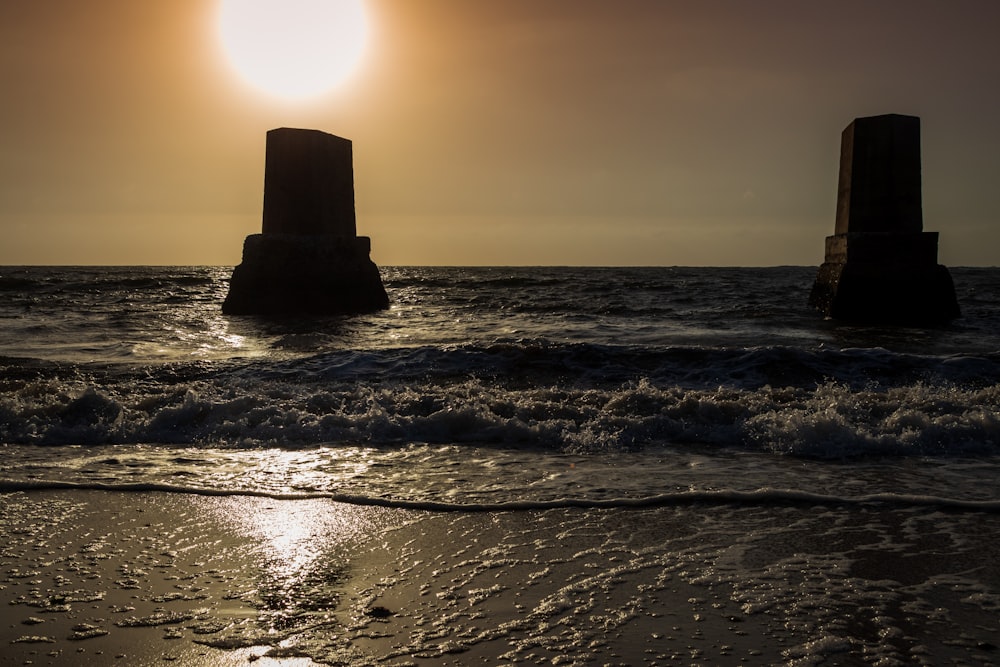 Silhouette der Felsformation auf See bei Sonnenuntergang