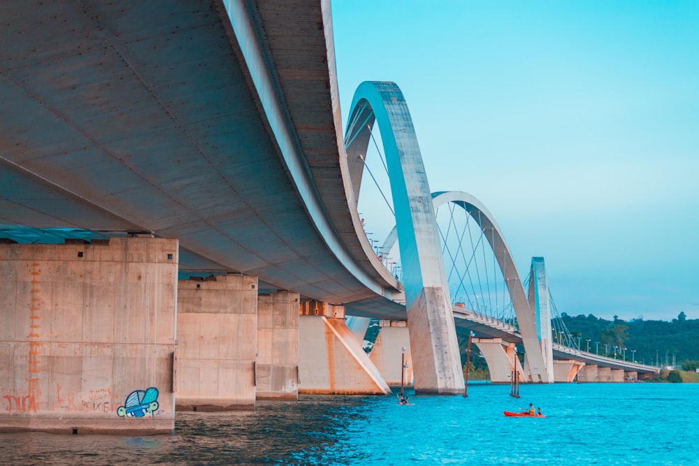 ponte branca e azul sobre o mar azul durante o dia