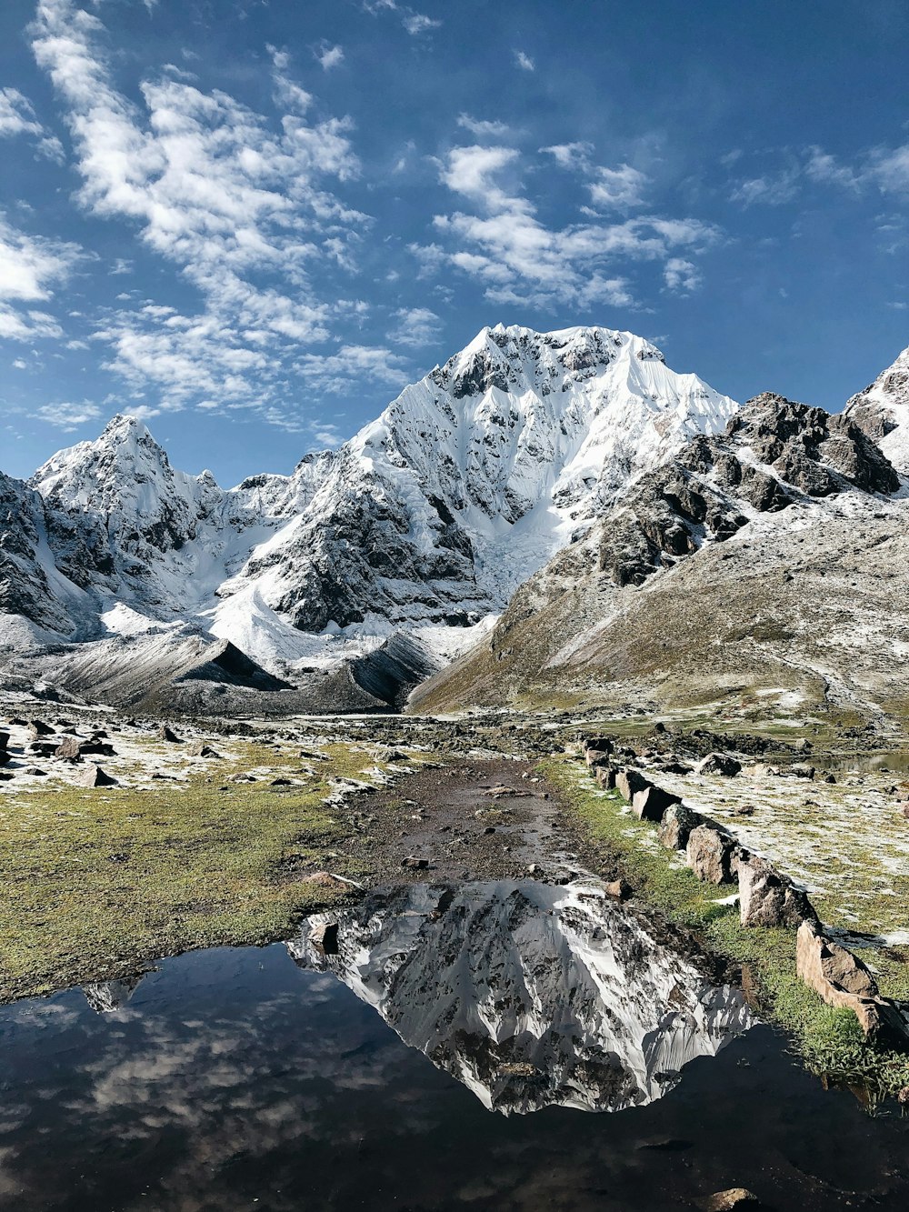 Montaña cubierta de nieve bajo el cielo azul durante el día