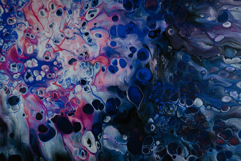 pintura abstracta azul, blanca y rosa