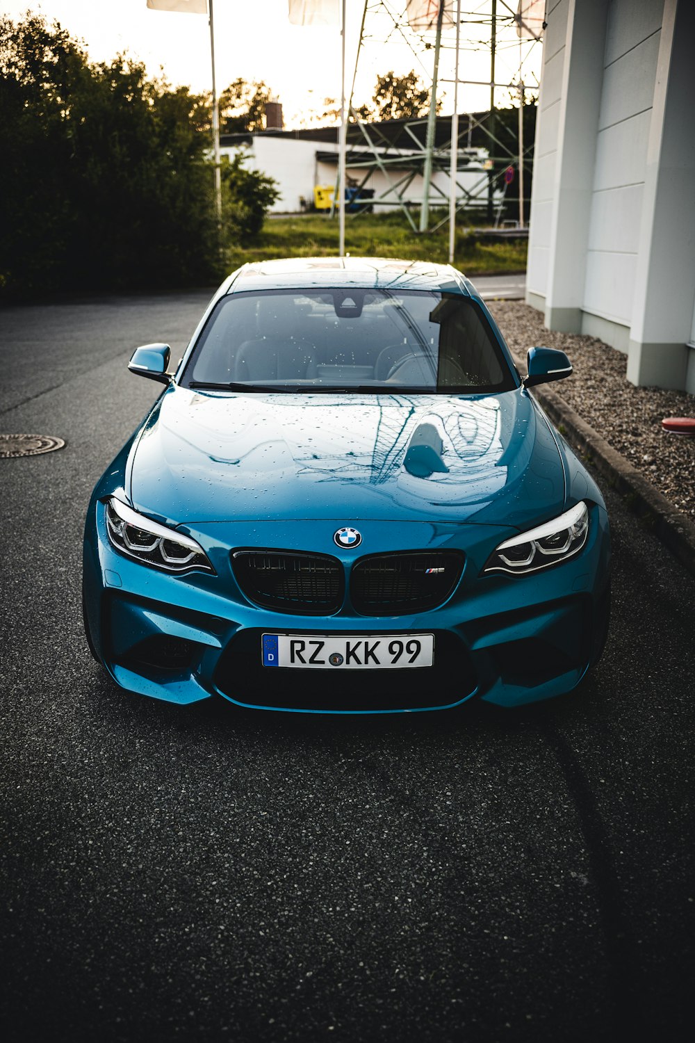 BMW M 3 bleue garée sur le parking pendant la journée