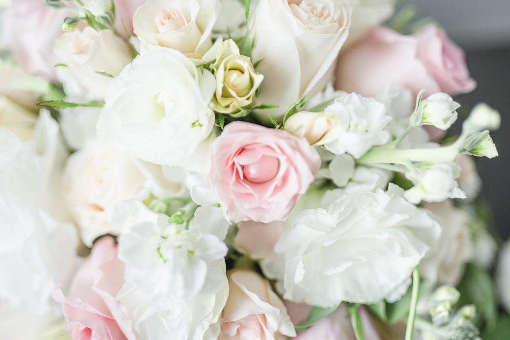 bouquet di rose bianche e rosa