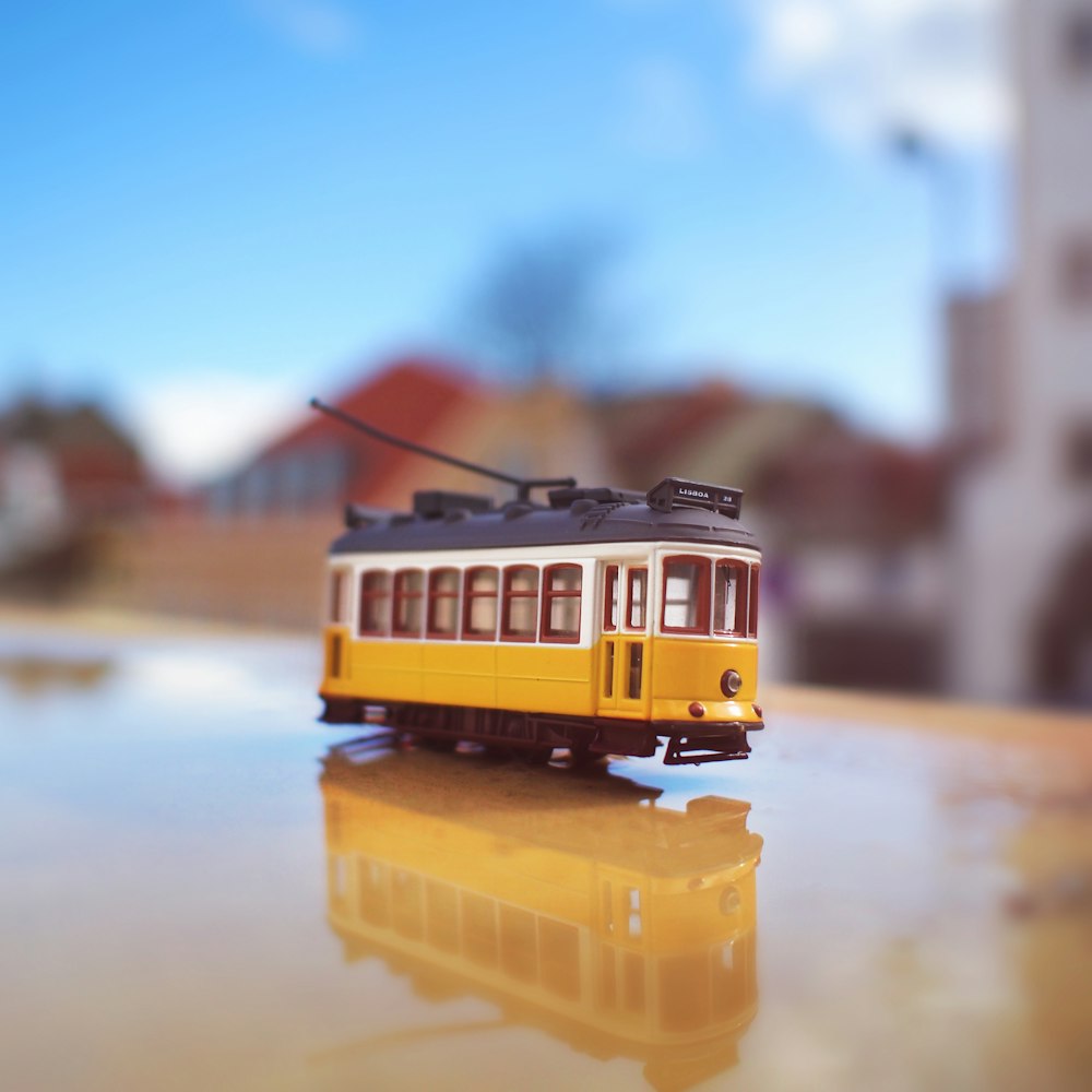 trem amarelo e preto no chão coberto de neve durante o dia