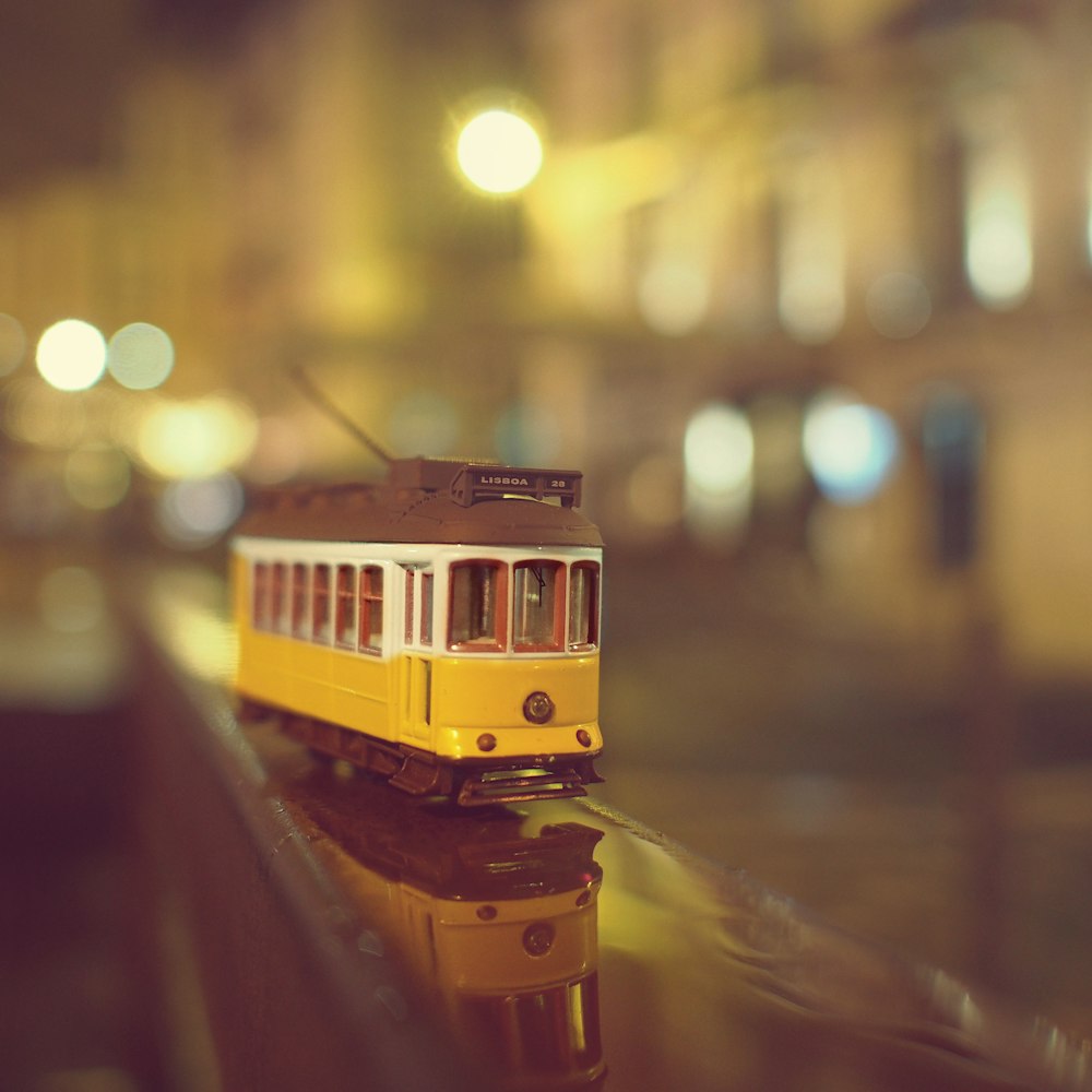 밤 시간 동안 거리에서 노란색 기차