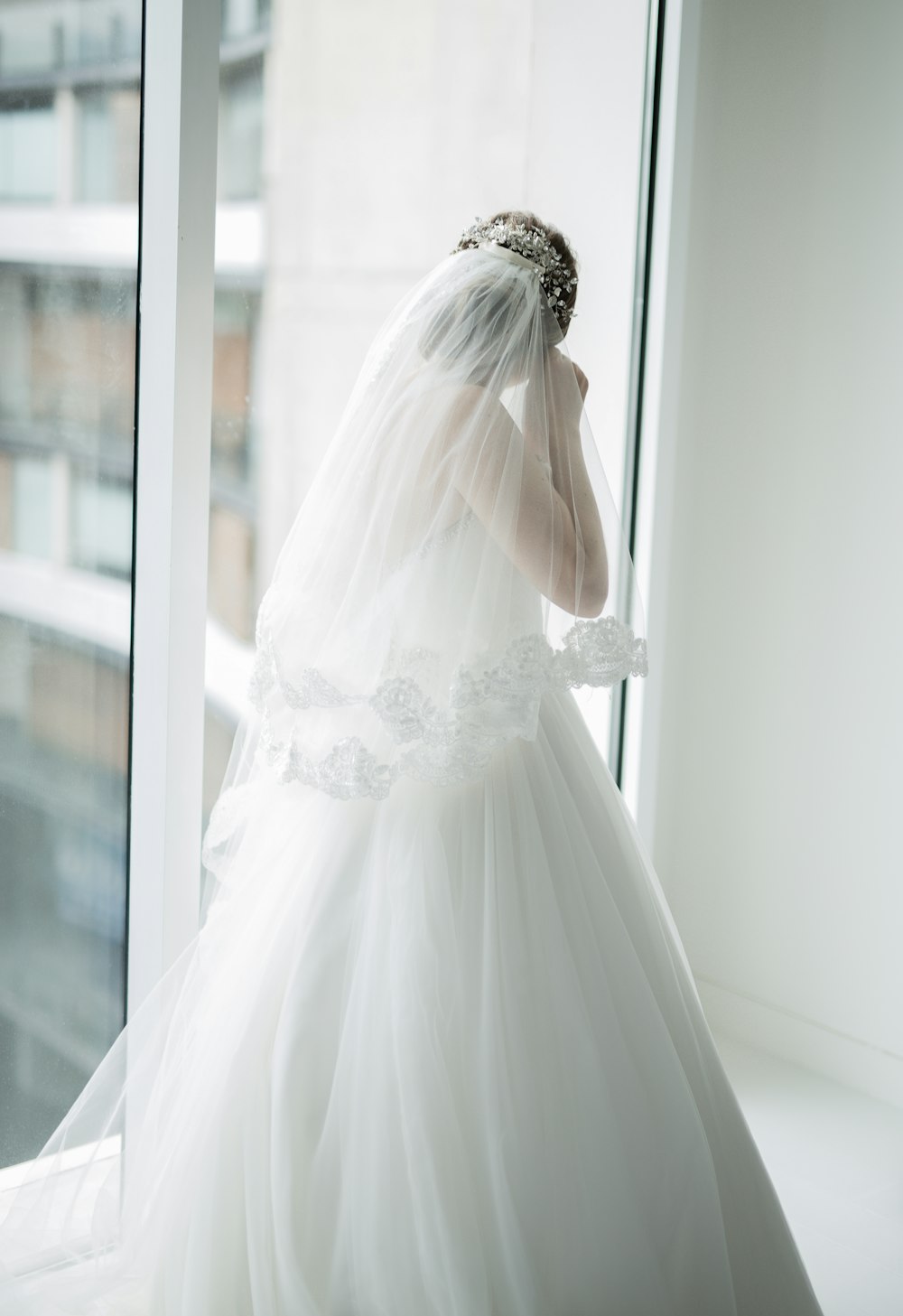 femme en robe de mariée blanche