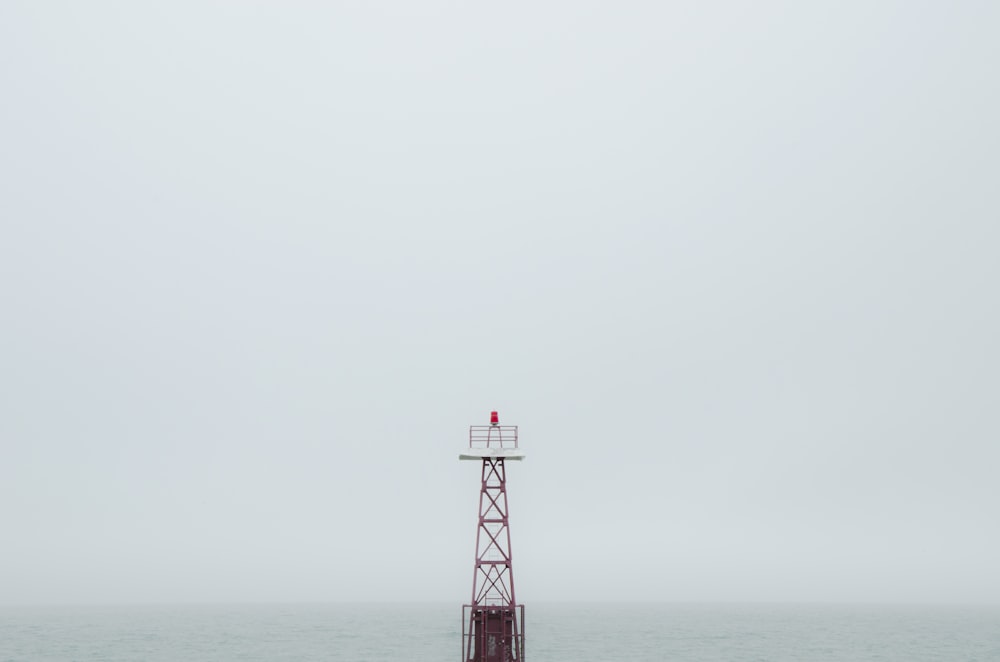 torre rossa e bianca sul mare