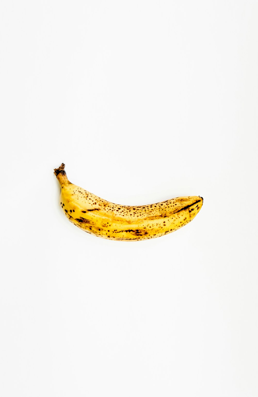 banana gialla su superficie bianca