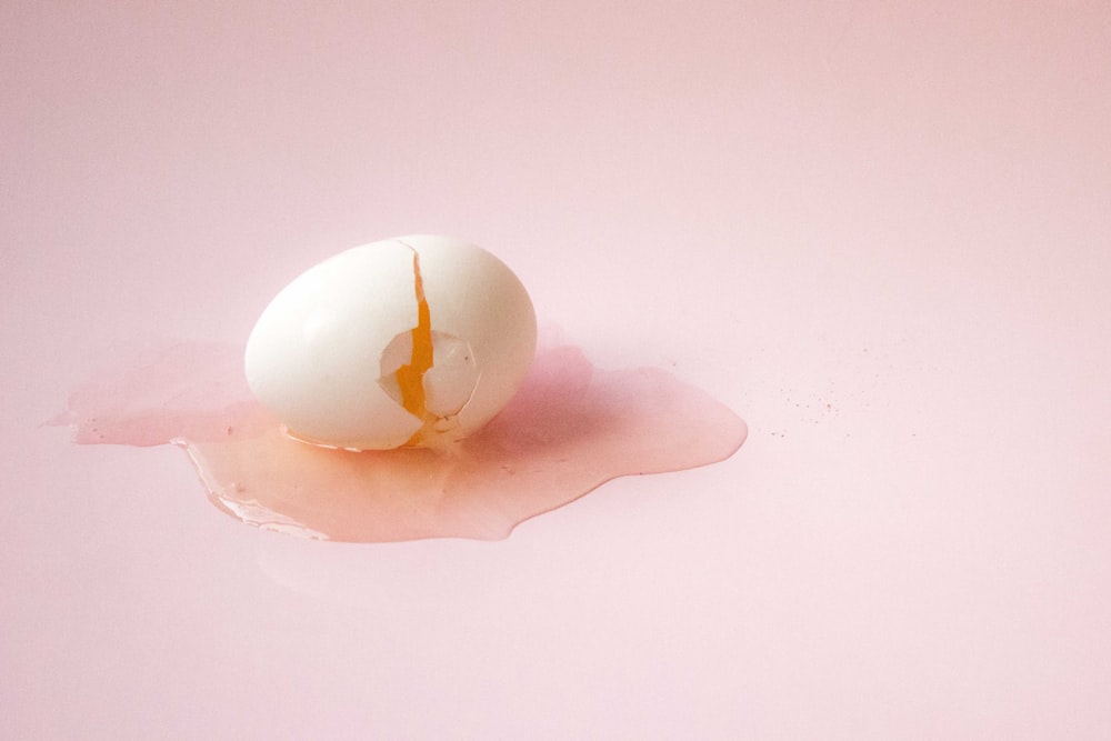 weißes Ei auf weißer Oberfläche