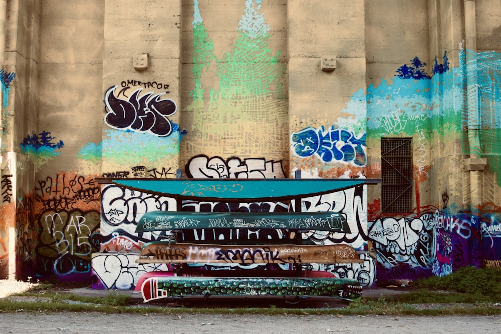grafite na parede durante o dia