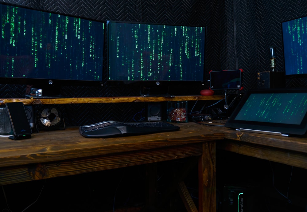 clavier d’ordinateur noir sur bureau en bois marron
