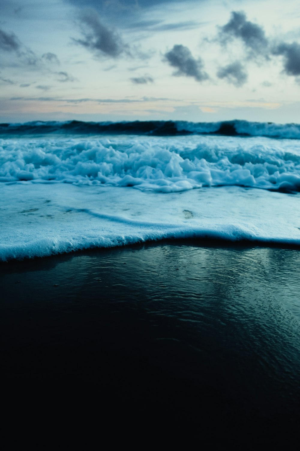 ocean waves crashing on shore during daytime