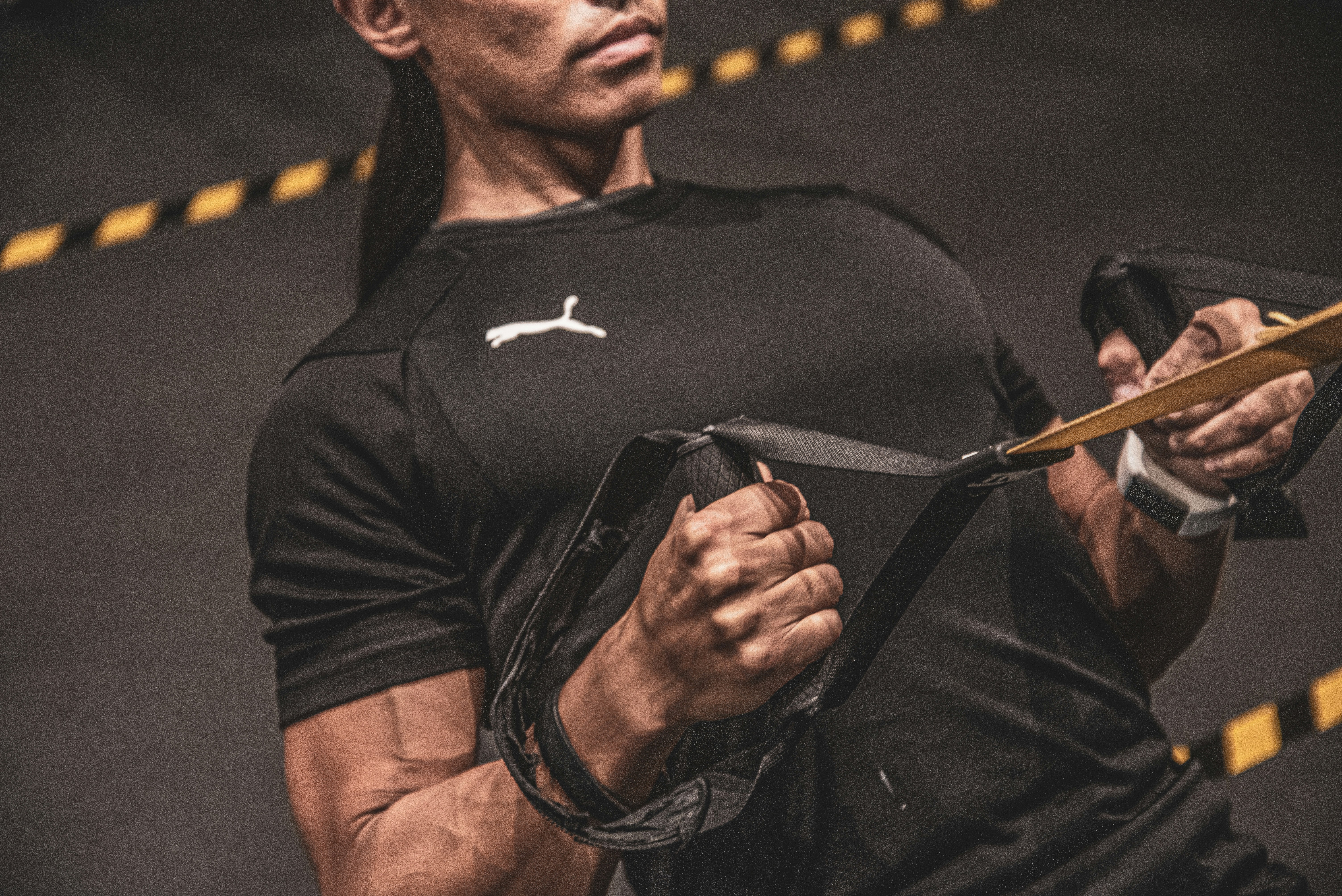 허벅지 근육 뭉침 풀리는 방법 - man in black nike crew neck t-shirt holding black sunglasses