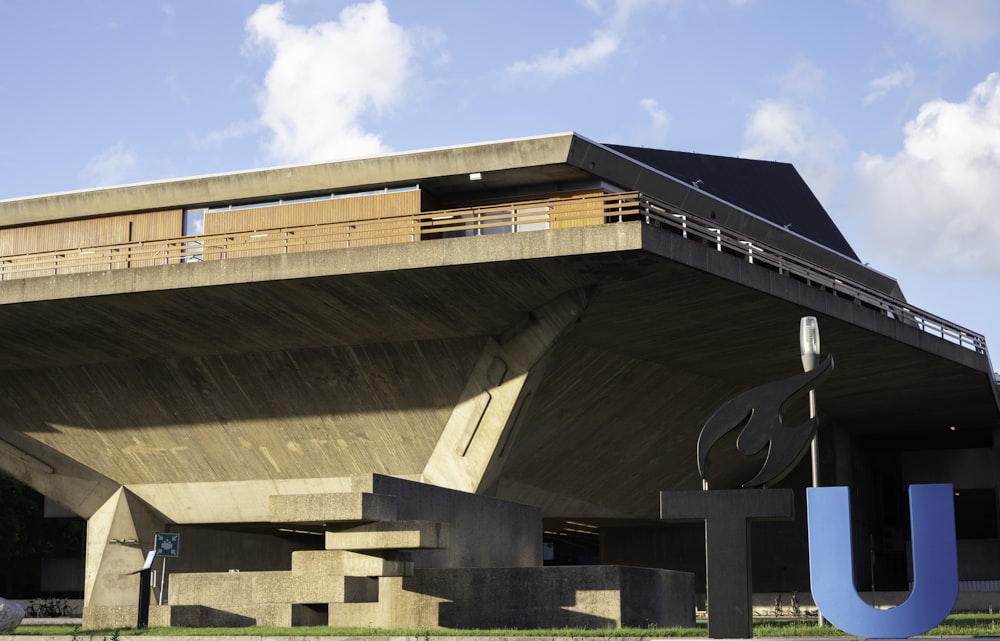 昼間の青空に茶色のコンクリートの建物