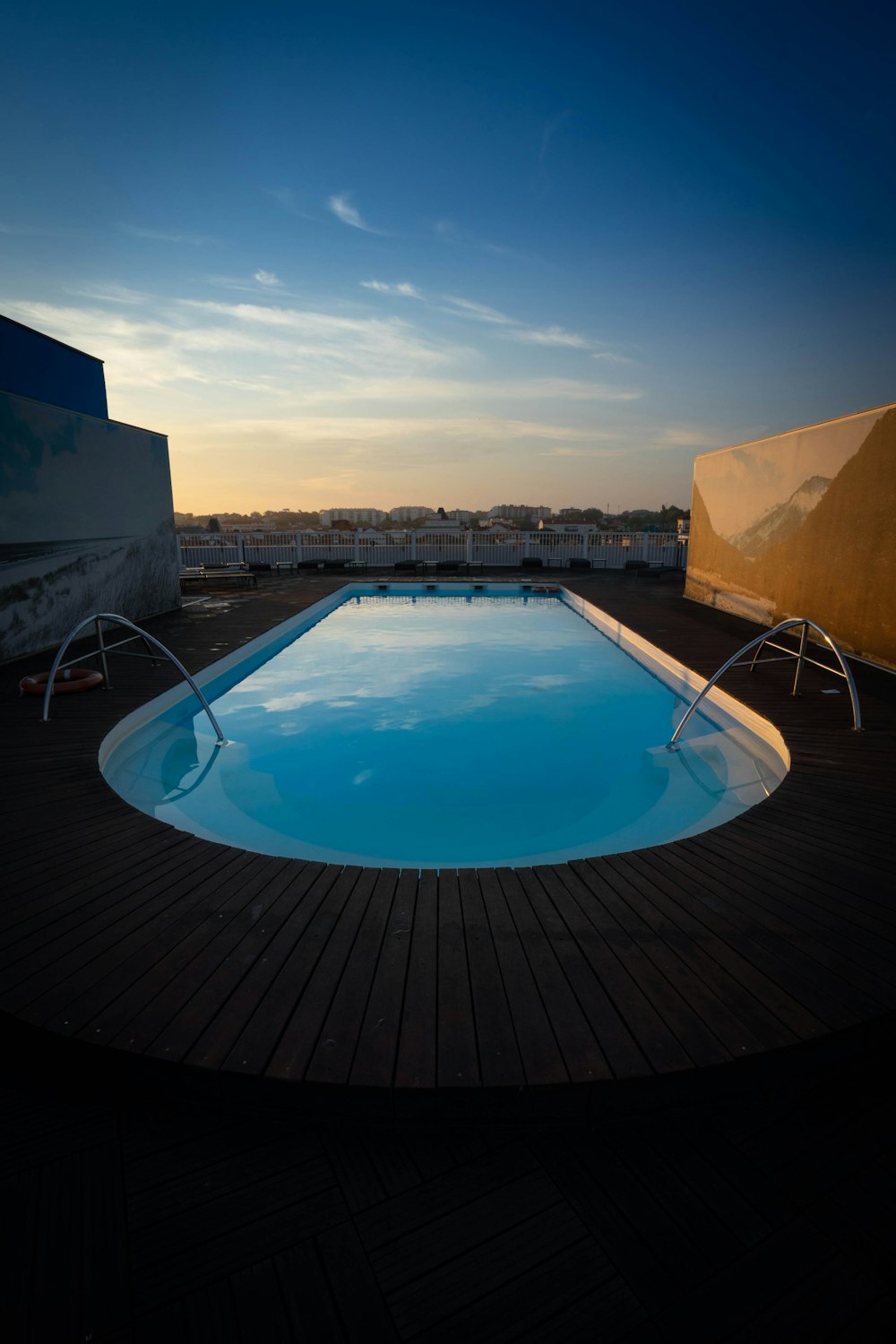 Piscina blanca y azul