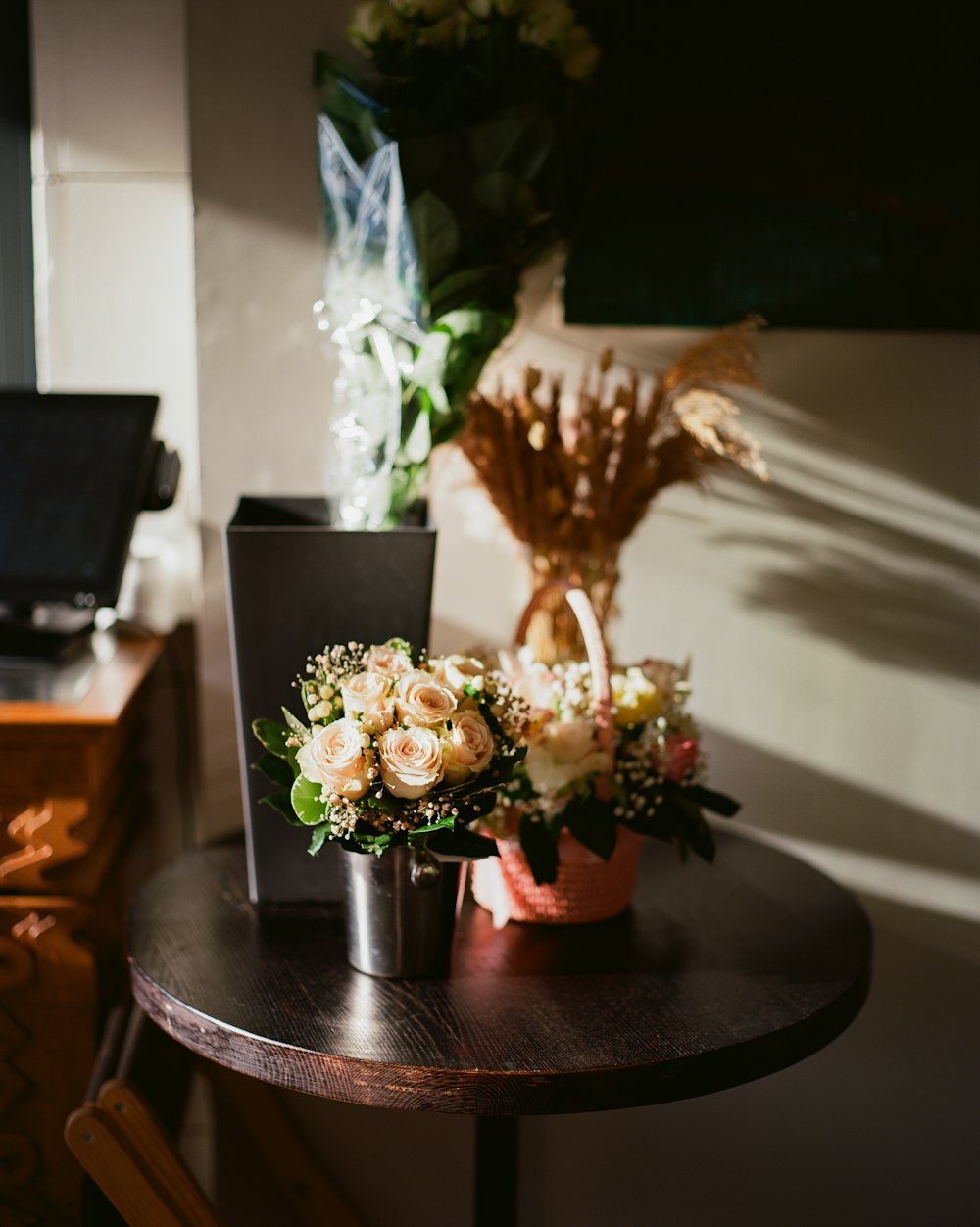 pink and white roses bouquet on brown wooden table